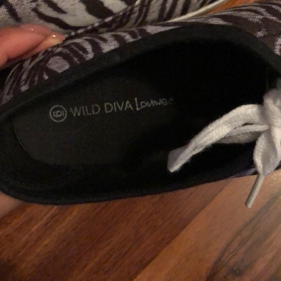 size 6 zebra sneakers - Picture 3 of 4